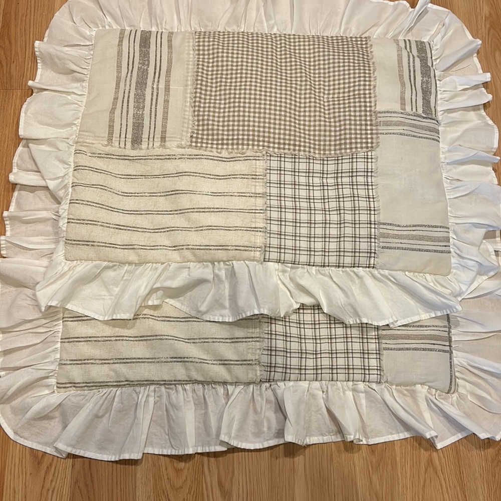 Pillowcases/Shams Set of two 19X25 (27X34 including ruffles) - Picture 6 of 10